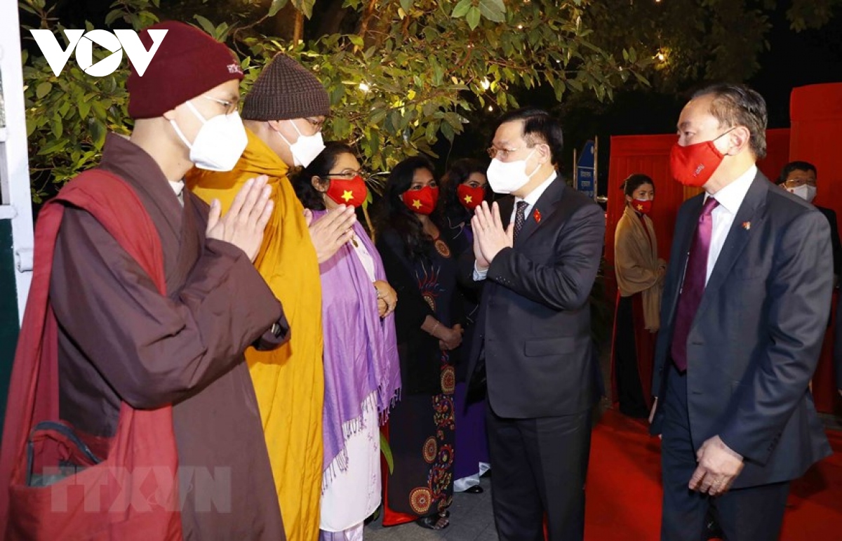 Chủ tịch Quốc hội Vương Đình Huệ gặp gỡ cộng đồng người Việt tại Ấn Độ